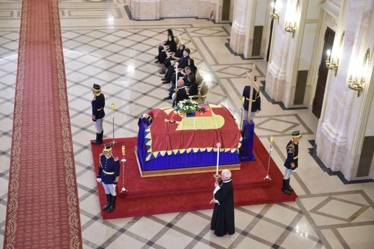Funeraliile Reginei Ana a României, model de modestie, bun-simţ şi normalitate