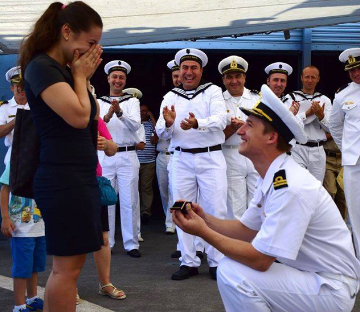 O tânără a fost cerută în căsătorie în timpul festivităţilor de Ziua Marinei
