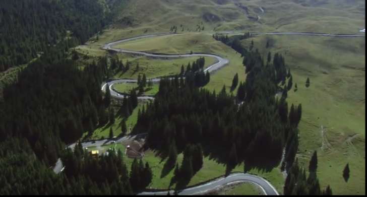 Alertă pe Transalpina. Două stânci stau să se desprindă. Traficul a fost restricționat