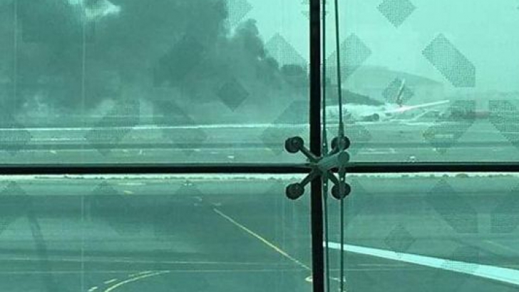 Un avion de pasageri a aterizat forțat și a luat foc pe aeroportul din Dubai. Un pompier a murit 