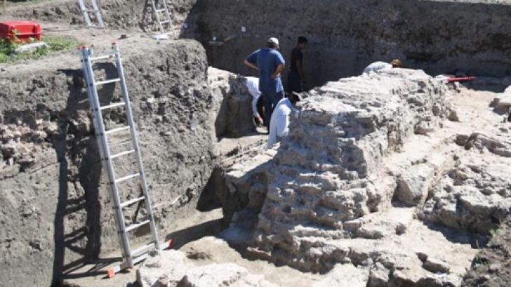 O mănăstire veche de secole a fost descoperită de arheologi în România 
