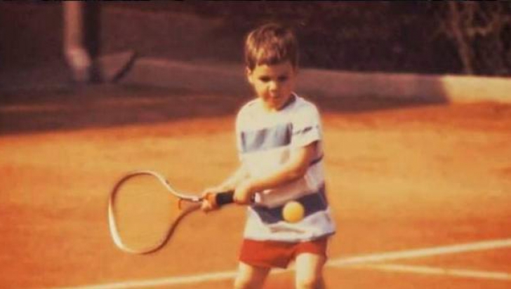 Azi e unul dintre cei cunoscuţi tenismeni din lume, dar aşa arăta în copilărie. Îl recunoşti?