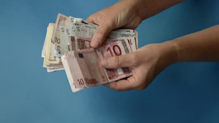 Zeci de mii de euro, dispăruţi din conturile unor clienţi ai unei bănci din Alba