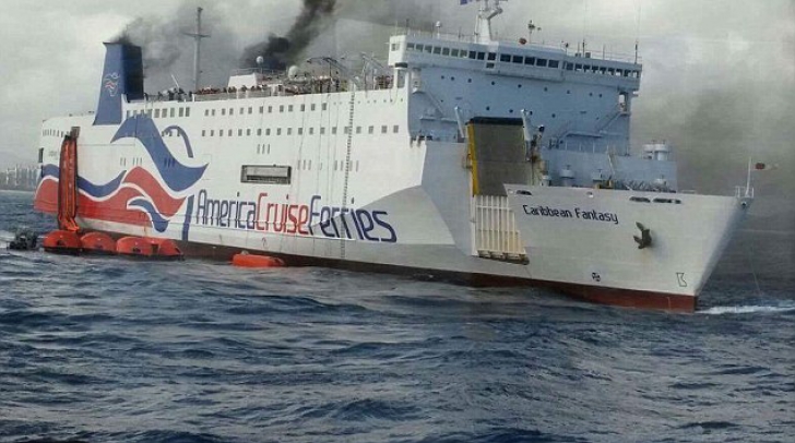 Sute de persoane, evacuate de la bordul unui feribot care a luat foc în Oceanul Atlantic
