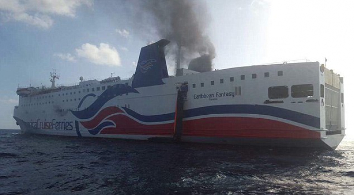 Sute de persoane, evacuate de la bordul unui feribot care a luat foc în Oceanul Atlantic