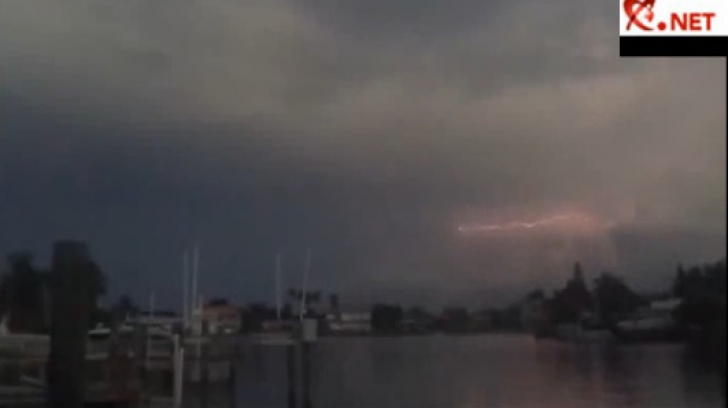 Fulger NEOBIŞNUIT, filmat în timpul unei furtuni. Imaginile sunt spectaculoase!