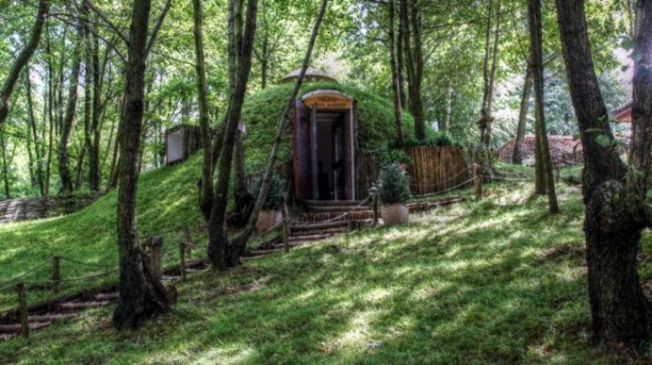 Case de hobbiţi, ca în Lord of the Rings, într-un loc plin de mistere! Legenda, unică în România