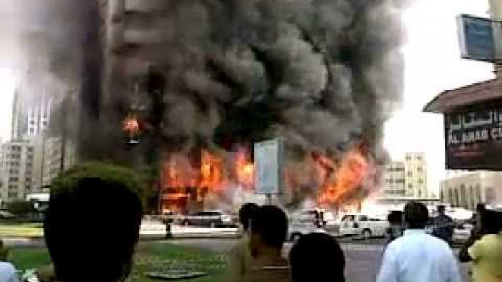 Incendiu puternic la un imobil de 28 de etaje din Abu Dhabi. Mai multe persoane au fost rănite 