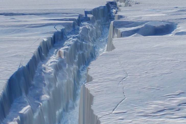 Panică în Antarctica! O crăpătură uriașă îi pune în alertă pe cercetători