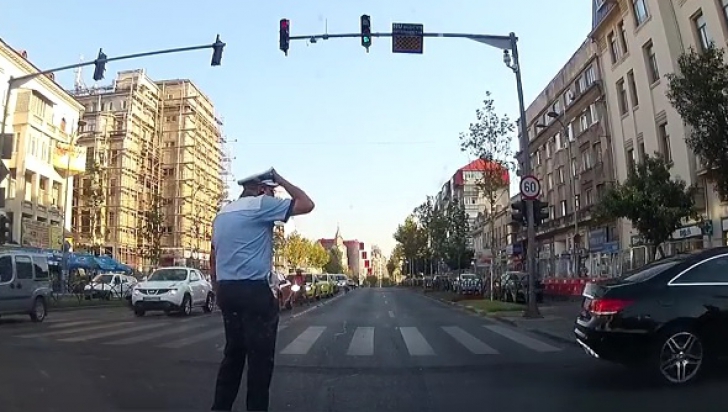 Moment "inedit" surprins în trafic, în Bucureşti. Poliţistul de la Rutieră s-a închinat!