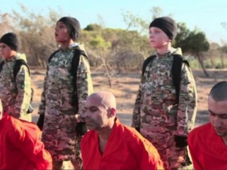 Imagini şoc: copii folosiţi de ISIS drept călăi. Unul dintre ei, un britanic blond cu ochi albaştri