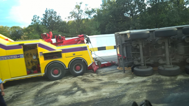 Accident între Râmnicu Vâlcea-Pitești: Un camion încărcat cu cereale s-a răsturnat! Trafic infernal