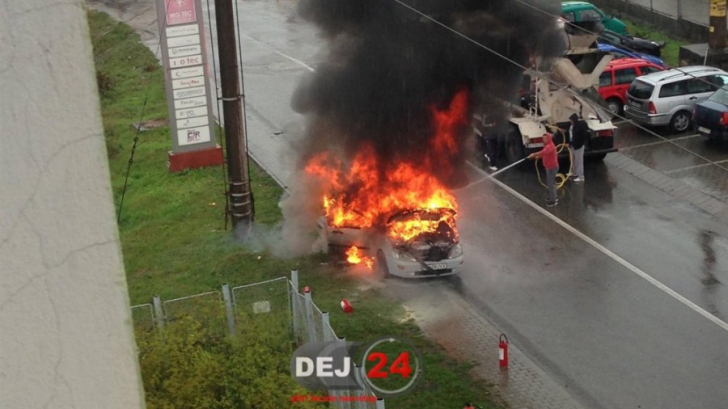 O maşină parcată în Dej a luat foc 