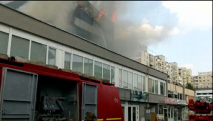 Incendiul la o clădire din Piața Crângași din București a fost stins. UPDATE