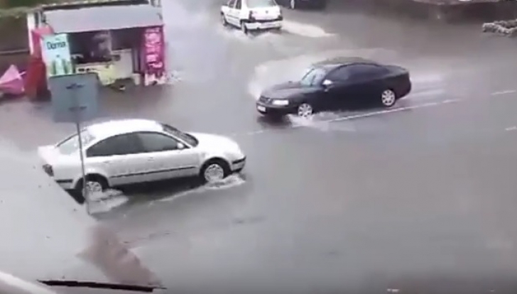 Furtună puternică în Cluj: mai multe gospodării şi străzi inundate, acoperişuri smulse de vânt