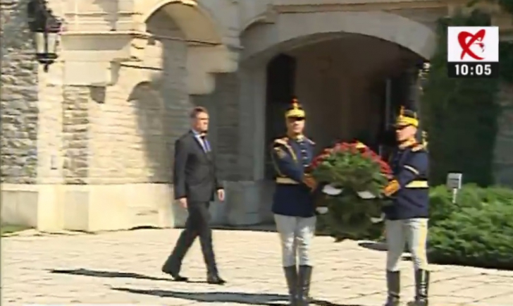 Preşedintele Iohannis şi premierul Cioloş, la Castelul Peleş pentru a aduce un omagiu Reginei Ana
