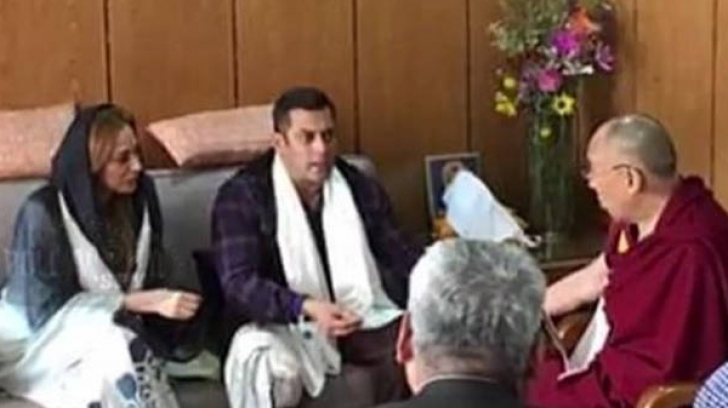 Ipostază uimitoare: cum au fost primiţi Iulia Vântur şi Salman Khan de Dalai Lama VIDEO