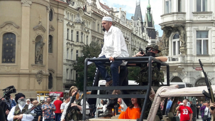 Panică la Praga, după ce militanţi ai extremei-drepta au simulat un atac terorist în centrul istoric