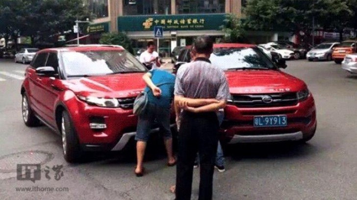 Accidentul anului. Un Range Rover Evoque face accident cu replica sa chinezească