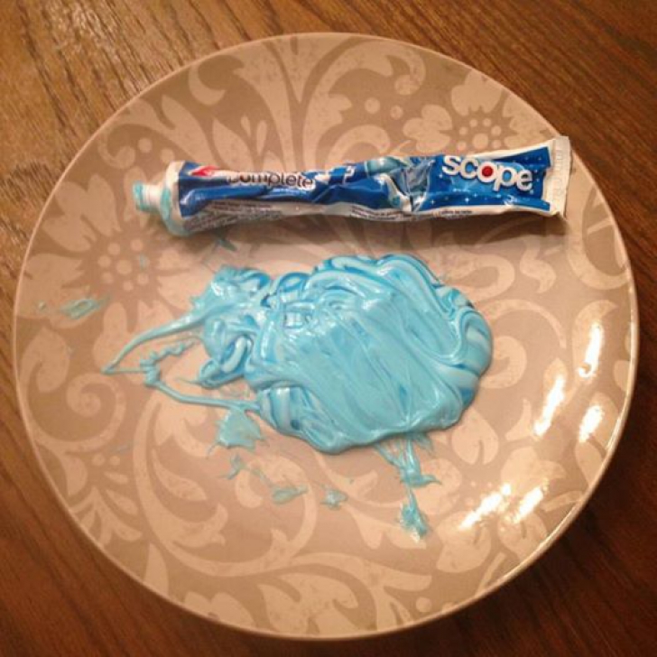 A turnat pastă de dinţi pe o farfurie pentru a-i da o lecţie fiicei sale. Totul a devenit viral!