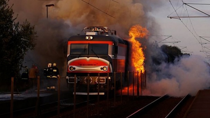 Locomotivă în flăcări, în apropiere de Buzău. 60 de călători evacuaţi de urgenţă. UPDATE