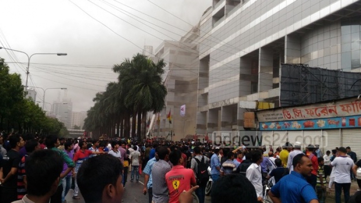 Incendiu DEVASTATOR într-un mall din Bangladesh: sute de persoane, evacuate