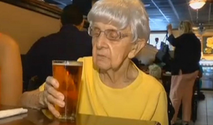 Reţeta unei bătrâne care a ajuns la 102 ani -"Beau zilnic ce-mi place: o bere"