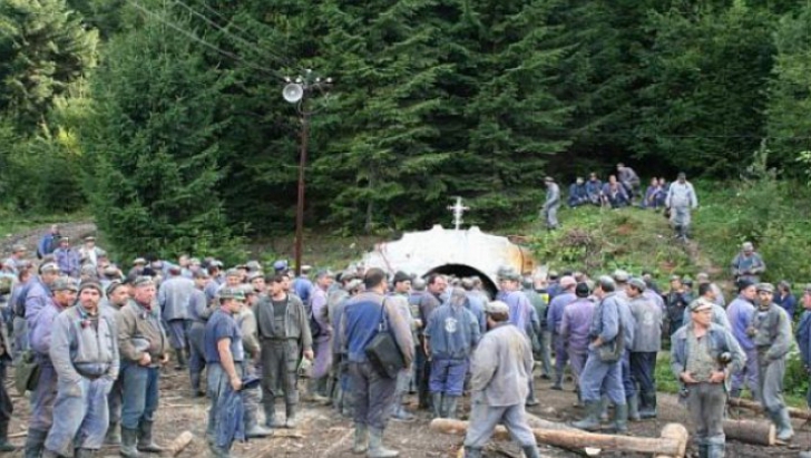 Minerii de la Exploatarea de Uraniu Crucea, blocaţi în subteran de luni, au ieşit la suprafaţă