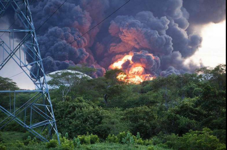 Catastrofă ecologică în Pacific în urma exploziei unui rezervor de petrol