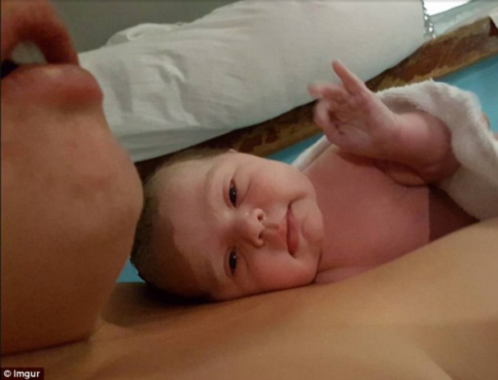 Gestul uimitor făcut de un bebeluş imediat după naştere. Imaginea, virală
