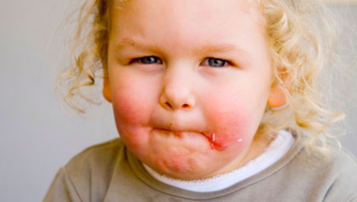 Copilaşul acesta are o scuză adorabilă pentru a nu-şi mânca pastele! Răspunsul lui a devenit viral!