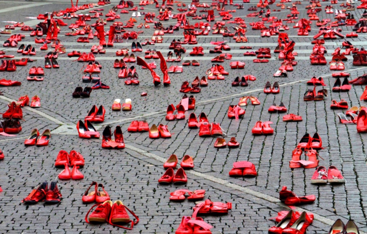 Sute de pantofi roşii au fost înşiraţi, unul lângă altul. Semnificaţia este de fapt, dureroasă