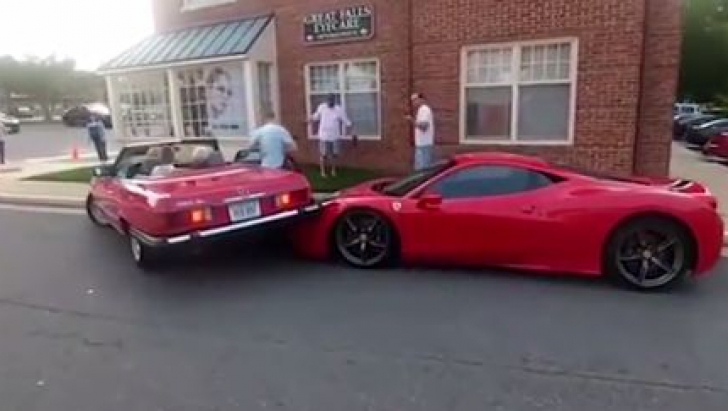 Moment cutremurător! O şoferiţă a parcat lateral direct pe un Ferrari 