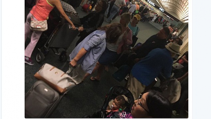 Zeci de mii de pasageri ai companiei aeriene Delta, blocaţi în aeroporturi