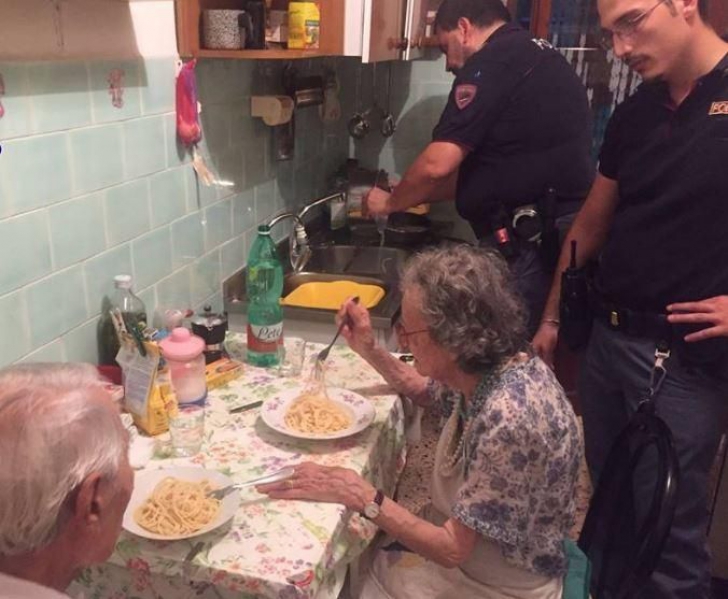 Emoţionant: cum au reacţionat patru poliţişti italieni, chemaţi de vecinii unor bătrâni singuri