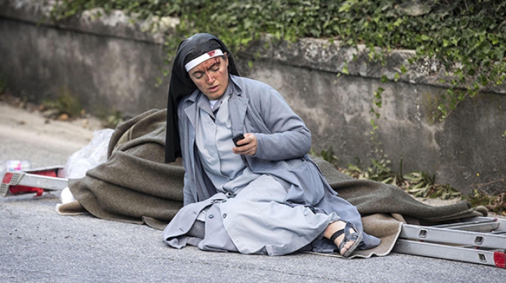 Povestea sfâşietoare din spatele acestei fotografii: călugăriţa salvată din cutremur de "un înger"