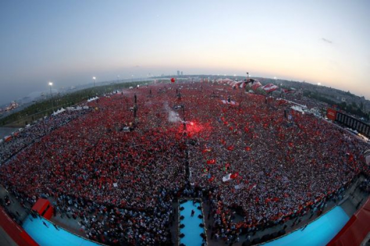Peste un milion de turci, în stradă pentru Erdogan: "Porunceşte-ne să murim, o vom face"