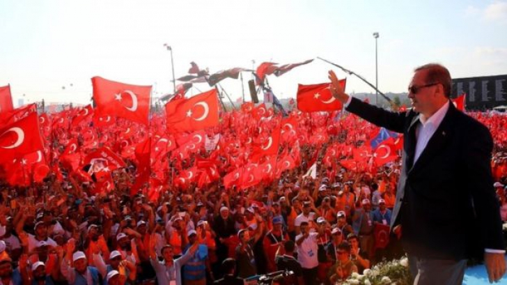 Peste un milion de turci, în stradă pentru Erdogan: "Porunceşte-ne să murim, o vom face"