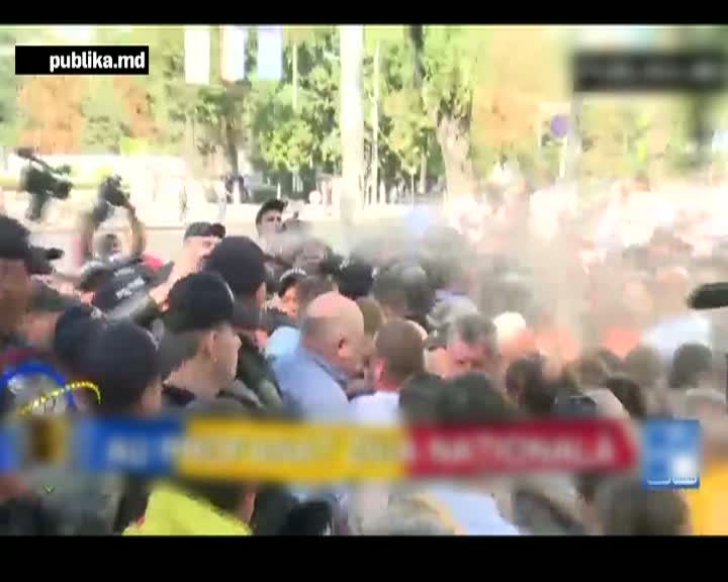 Proteste violente la Chişinău de Ziua Naţională. Forţele de ordine au folosit gaze lacrimogene