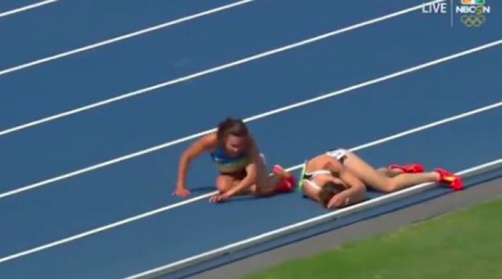 Două atlete s-au oprit la jumătatea cursei, la Olimpiadă. Ce a urmat a făcut publicul să plângă