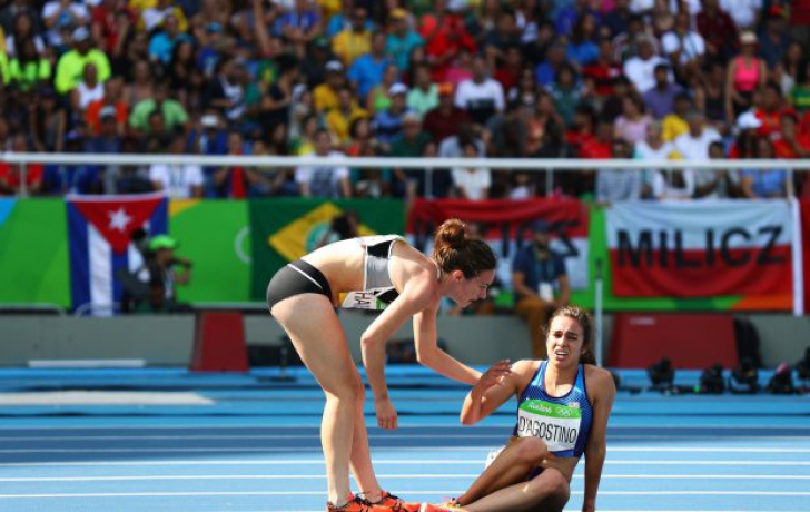 Două atlete s-au oprit la jumătatea cursei, la Olimpiadă. Ce a urmat a făcut publicul să plângă