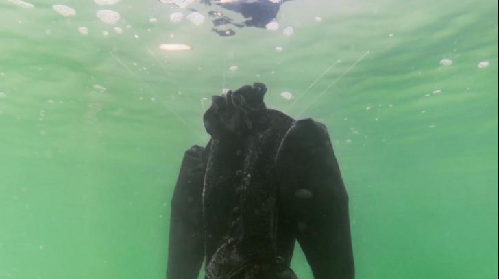 A scufundat o rochie neagră în Marea Moartă. Când a scos-o la suprafață, stupoare. Cum arată