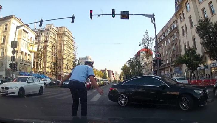 Reacţia uimitoare a unui poliţist din Capitală. Când l-a văzut pe şofer a făcut asta... - VIDEO