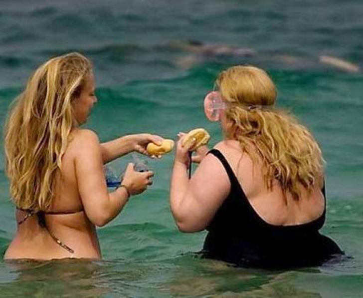 Ce făceau aceste două femei supraponderale în apă, la mare. Ceilalţi turişti au RÂS în hotote