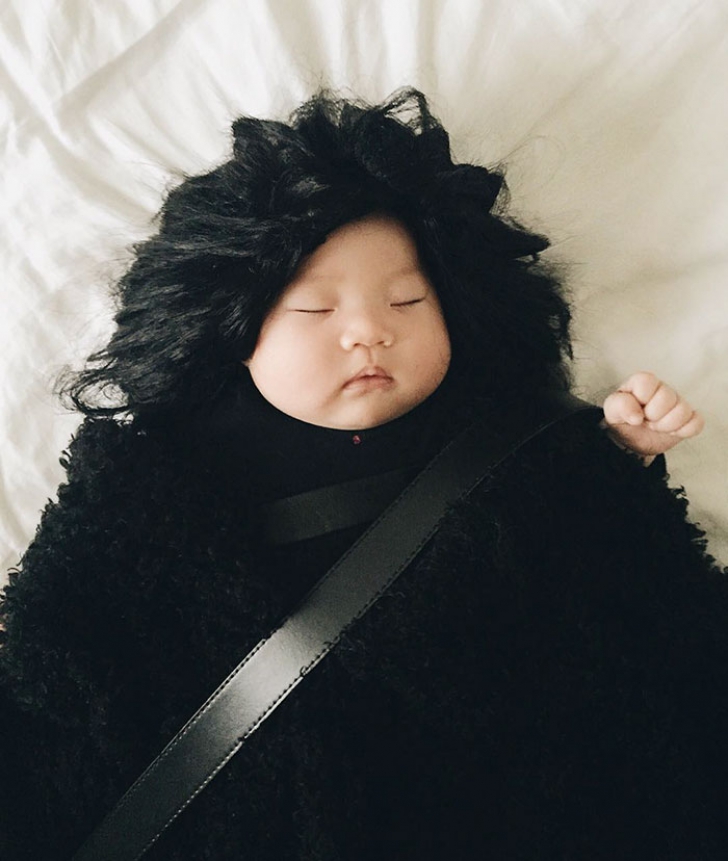 Imaginile cu acest bebeluş au ajuns instant virale. Este incredibil cum poate să arate când doarme 
