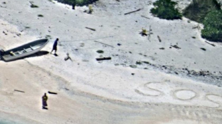 Salvaţi de pe o insulă pustie după ce au scris un mesaj pe nisip