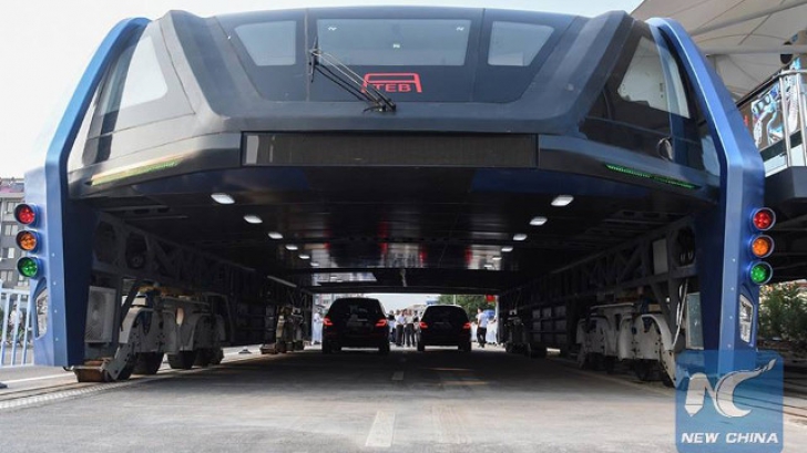 Autobuzul futurist chinezesc care trece peste mașini este o mare PĂCĂLEALĂ