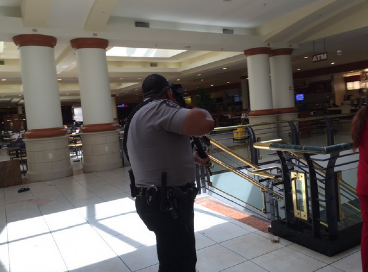 Panică într-un mall din SUA: mai multe focuri de armă au fost trase! Primele IMAGINI