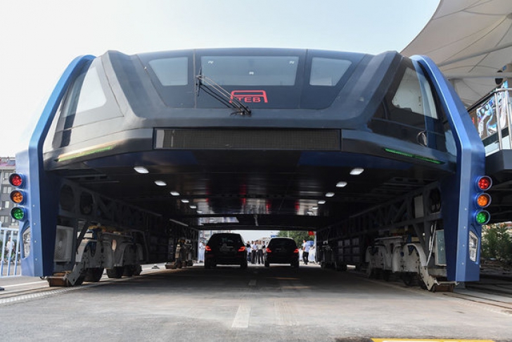 Mega autobuzul chinezesc, care permite automobilelor să circule sub el, a devenit realitate 