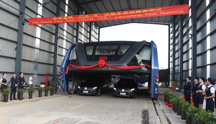 Mega autobuzul chinezesc, care permite automobilelor să circule sub el, a devenit realitate 